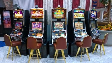 kera303 live dealer table screen with studio layout